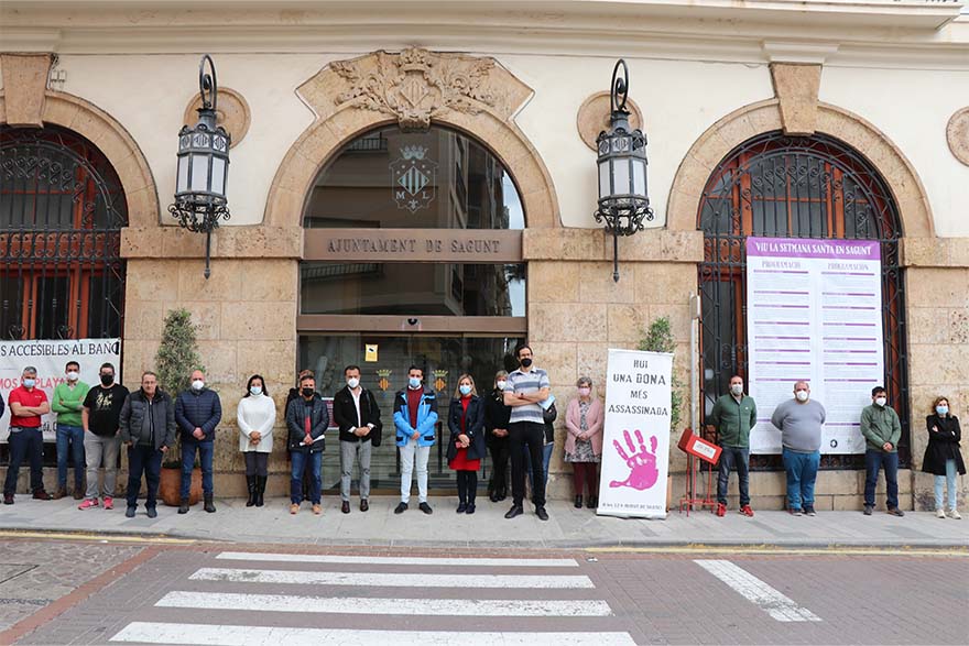 Sagunt guarda un minut de silenci en senyal de condemna i repulsa pels presumptes assassinats masclistes perpetrats a Lloret de Mar i Barcelona