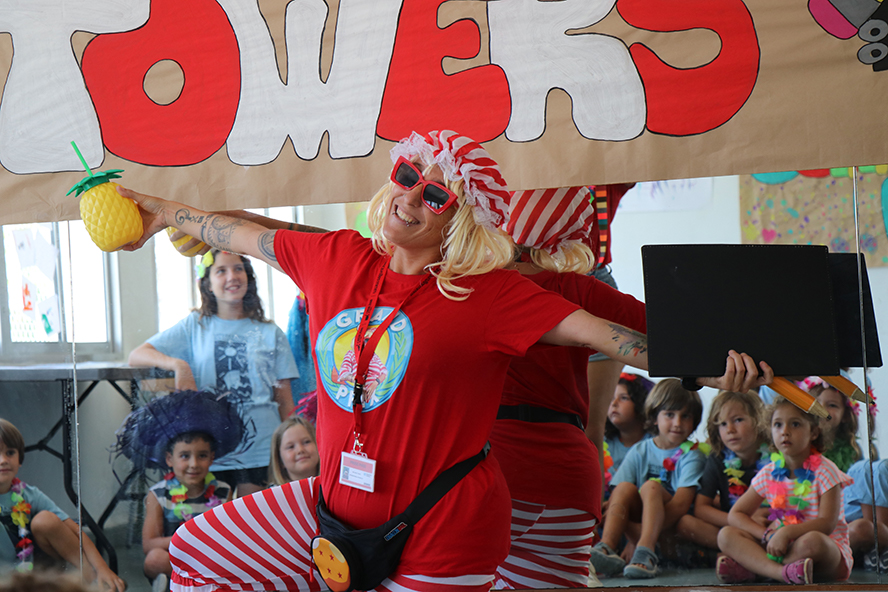 Miss Mery Towers visita els xiquets i les xiquetes de la seu d’Almardà de l'Escola d'Estiu