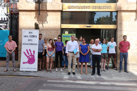 Sagunt guarda un minut de silenci en senyal de condemna i repulsa pel presumpte assassinat masclista ocorregut a Terrassa, Barcelona