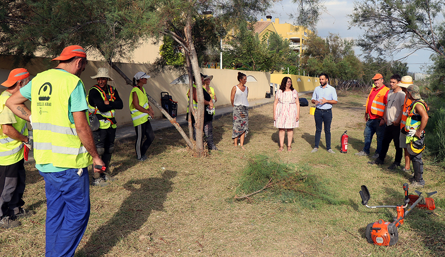 Les brigades contractades durant l'estiu per al manteniment rural desenvolupen labors de neteja forestal i millora de camins agrícoles
