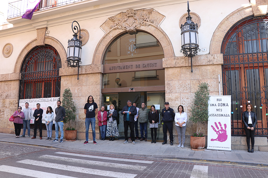 Sagunt guarda un minut de silenci en senyal de condemna i repulsa pel presumpte assassinat masclista perpetrat a Huelva