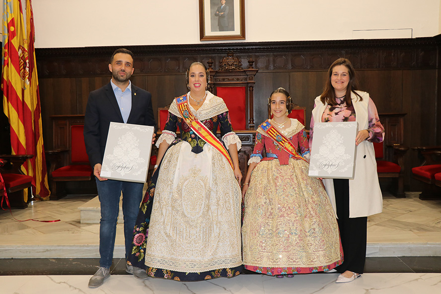 L'Ajuntament de Sagunt entrega els mantons brodats a les Falleres Majors