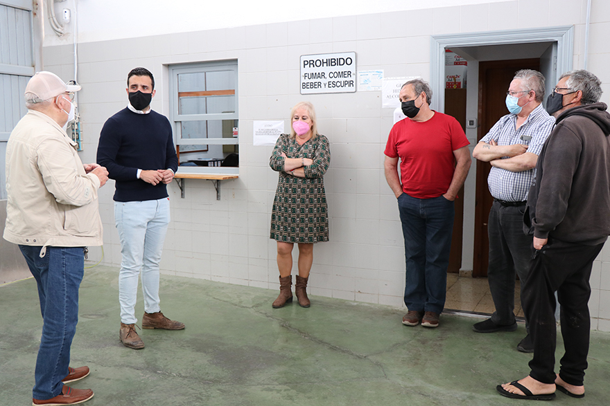 Darío Moreno visita la Confraria de Pescadors Verge del Carme per a donar-li el seu suport
