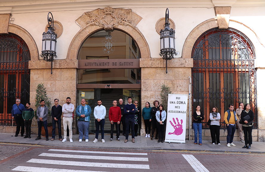 Sagunt guarda un minut de silenci en senyal de condemna i repulsa pel presumpte assassinat masclista a Amposta