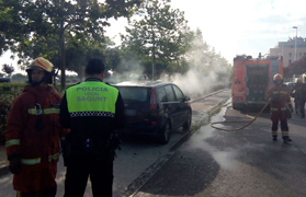 Un vehicle resulta calcinat en l'avinguda Palmosa de Sagunt