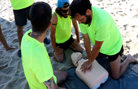 El personal de Socorrisme i la Policia de Platges assistixen al curs de socorrista Bandera Blava