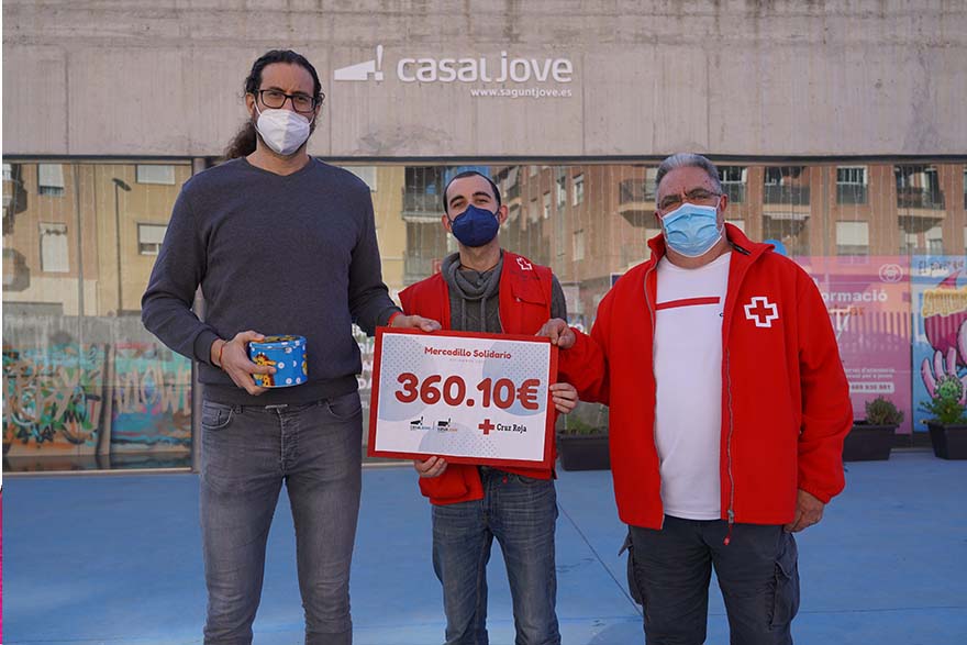 El departament de Joventut entrega a Creu Roja el xec amb la recaptació dels diners del mercat nadalenc