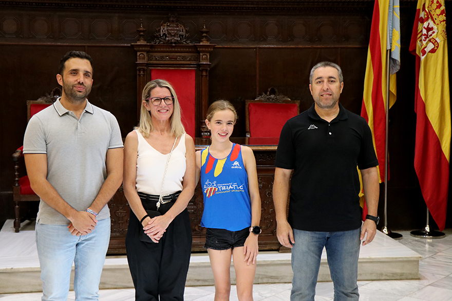 L'Ajuntament de Sagunt rep la triatleta local Livia Guillén com a reconeixement al seu resultat en el campionat autonòmic de triatló