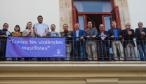 L'Equip de Govern i l'oposició col·loquen una pancarta a la balconada de l'Ajuntament en contra de la violència masclista