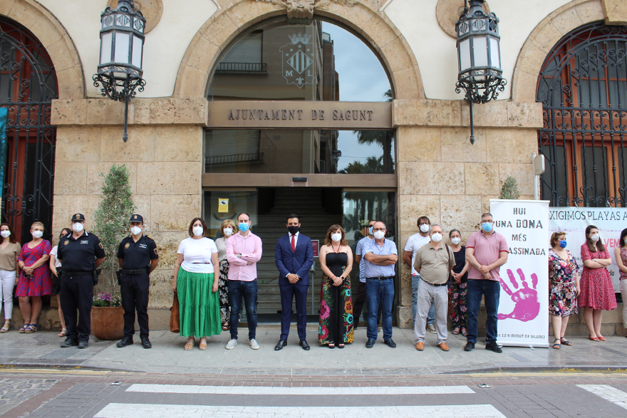 Sagunt guarda un minut de silenci en senyal de condemna i repulsa pel presumpte assassinat masclista perpetrat a Marmolejo, Jaén