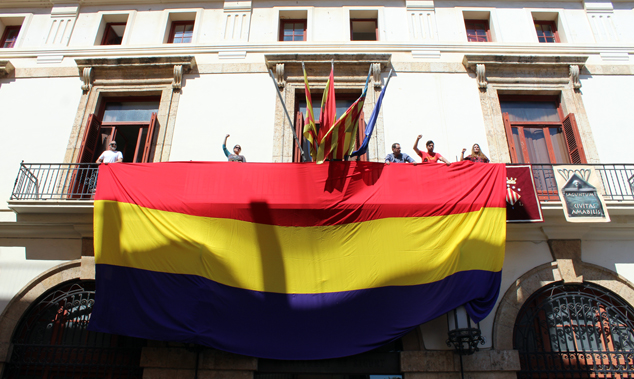 L'Ajuntament de Sagunt i la Tinència d'Alcaldia onegen la bandera republicana al ritme de l'himne de Riego