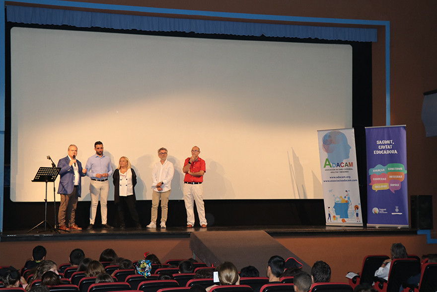 Quasi 1.300 estudiants del municipi treballen la inclusió socioeducativa de la mà del reconegut director Pedro Solís