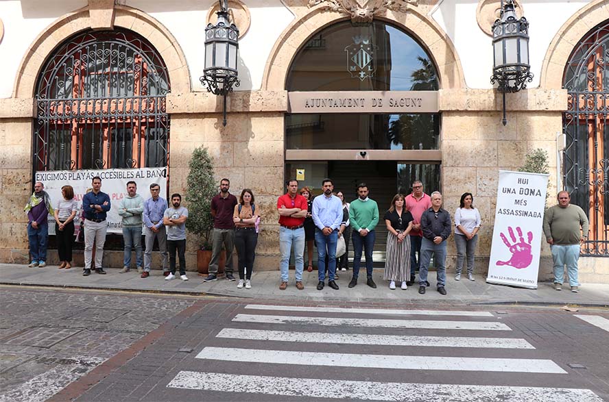 Sagunt guarda un minut de silenci en senyal de condemna i repulsa pel presumpte assassinat masclista perpetrat a Cadis