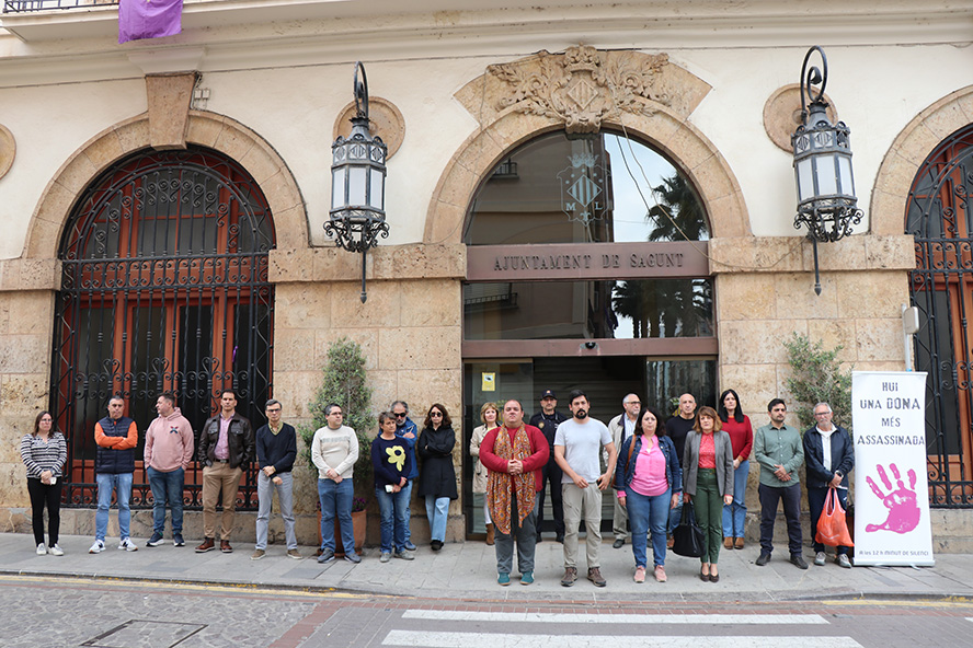 Silenci a les portes dels edificis municipals pel presumpte assassinat masclista perpetrat a Gran Canària