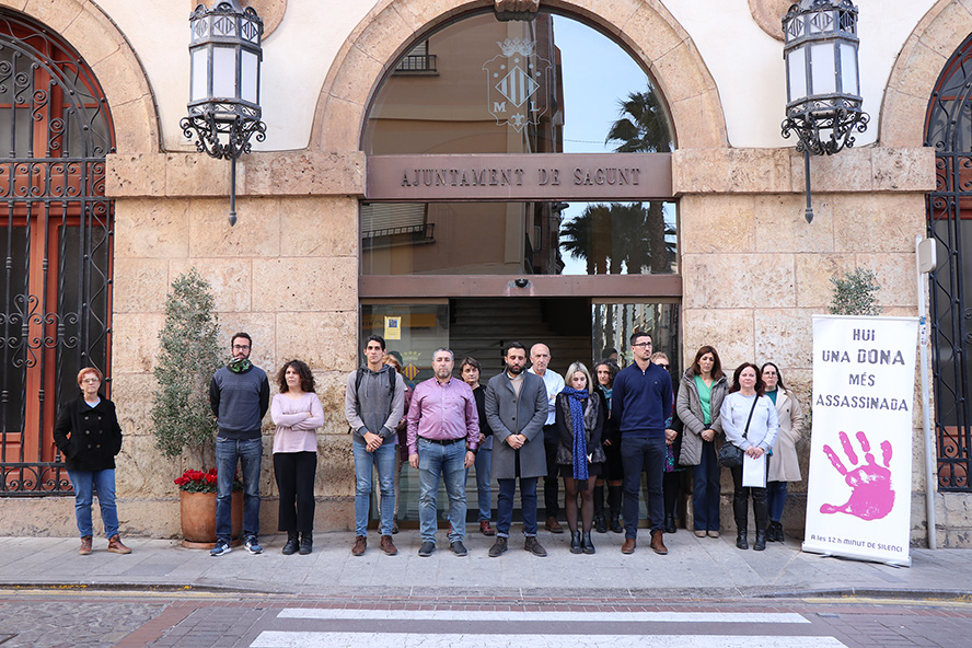 Sagunt guarda un minut de silenci en senyal de condemna i repulsa pel presumpte assassinat masclista a l’Alfàs del Pi 