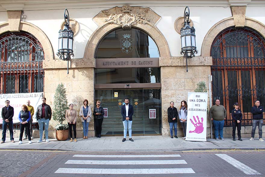 Sagunt guarda un minut de silenci en senyal de condemna i repulsa pels presumptes assassinats masclistes perpetrats a Benalmádena i Móstoles
