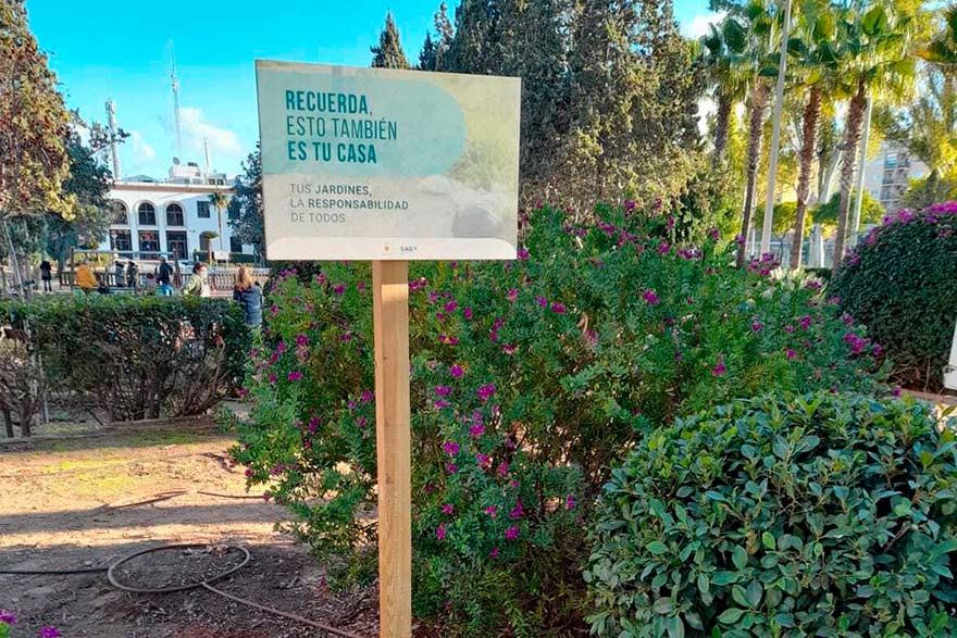 La SAG col·loca panells informatius en diferents jardins de la ciutat per a conscienciar sobre el respecte de les zones verdes