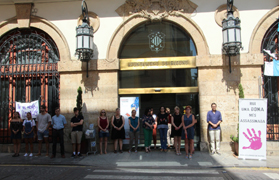 Sagunt guarda un minut de silenci pels presumptes assassinats masclistes ocorreguts a La Orotava i la Corunya