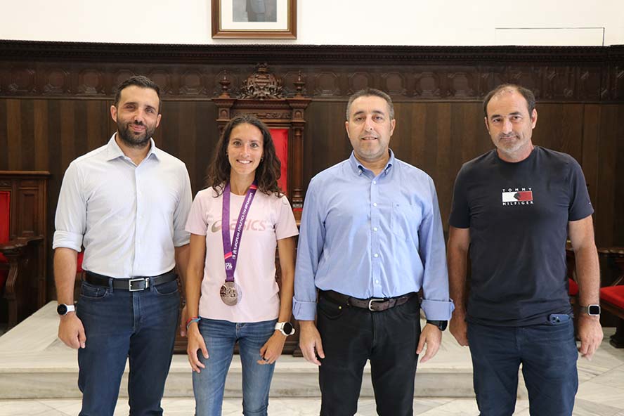 L'Ajuntament de Sagunt rep l'atleta Laura Méndez