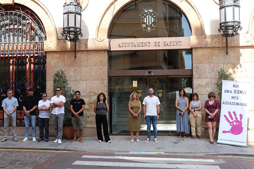 Sagunt guarda un minut de silenci pel presumpte assassinat masclista ocorregut a la Corunya