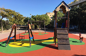 Manteniment renova el sòl especial dels jocs infantils de la plaça Padre Jaime