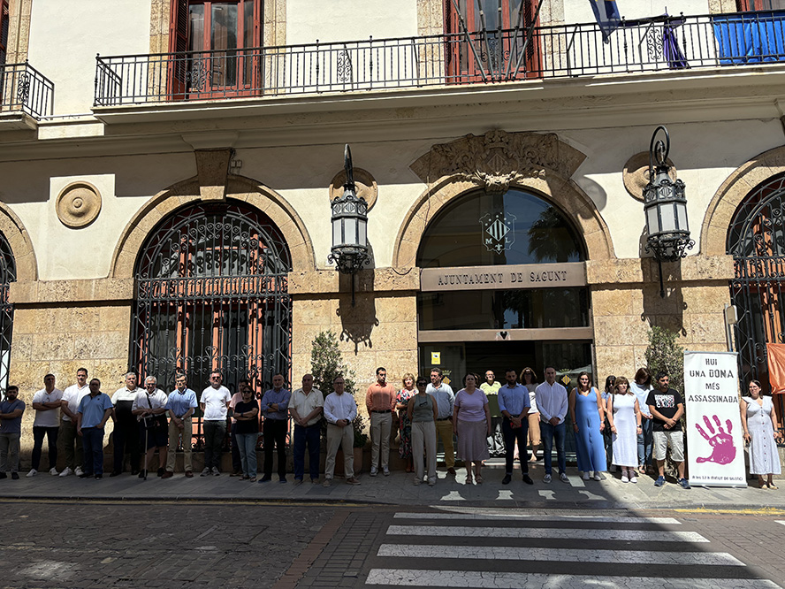 Sagunt guarda un minut de silenci pels presumptes assassinats masclistes ocorreguts a Conca, Màlaga i Granada