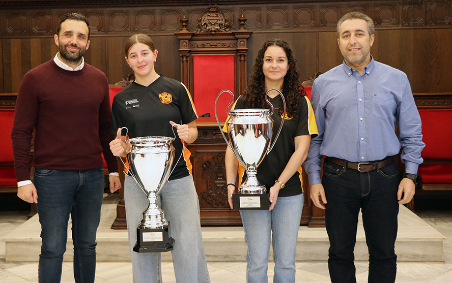 Homenaje municipal dedicado a Carla Morales y Yaiza Camacho por la Copa de la Reina de hockey