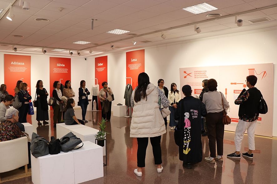 Inaugurada l'exposició 'Què portaves posat? Desmuntant patrons sobre la violència sexual'