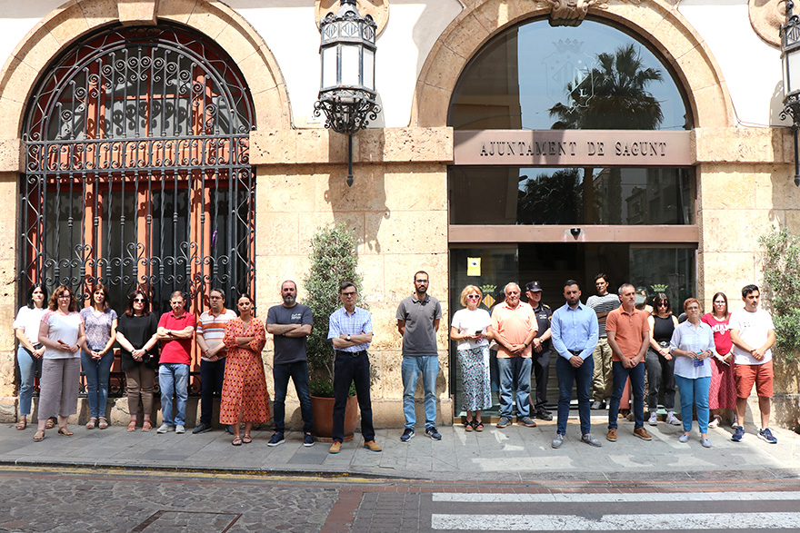 Silenci a les portes dels edificis municipals pel presumpte assassinat masclista perpetrat a Pontevedra
