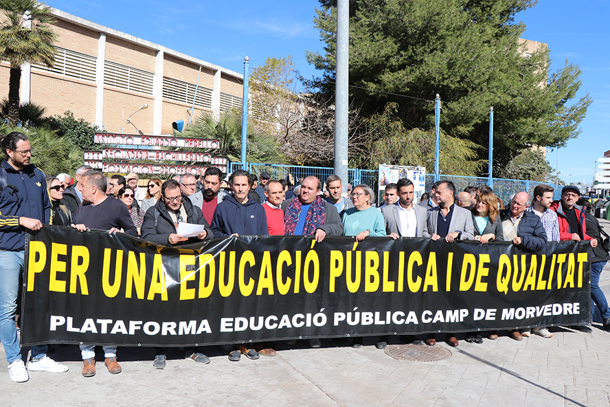 La comunitat educativa i l'Ajuntament de Sagunt es concentren en el CIPFP Eduardo Merello per la paralització del Pla Edificant