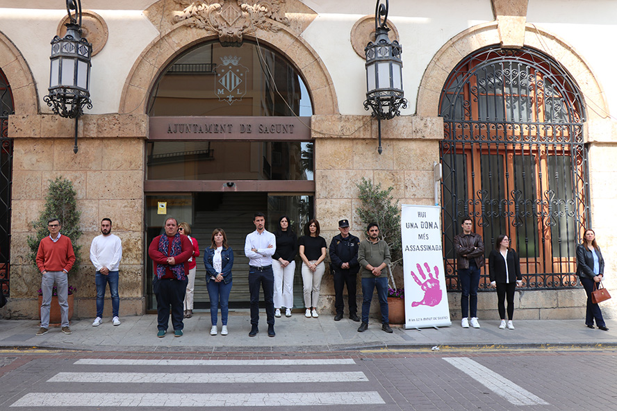 Silenci a les portes dels edificis municipals pel presumpte assassinat masclista perpetrat a Ourense