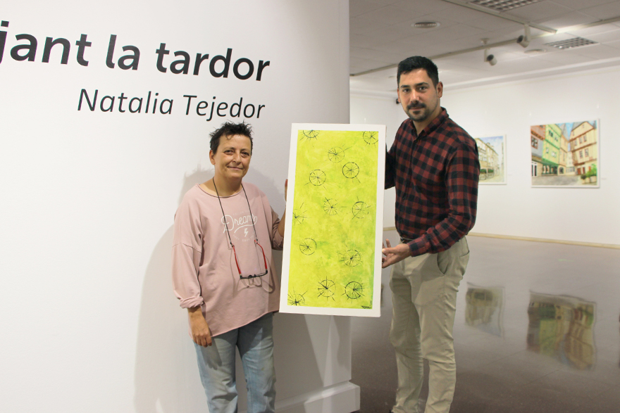 L'artista Natalia Tejedor dona un quadre de la seua exposició ‘Pedaletjant la Tardor’ a l'Ajuntament de Sagunt