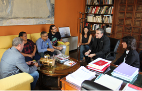 L'alcalde i el regidor de Cooperació Internacional es reuneixen amb representants d'una cooperativa cacaotera de República Dominicana