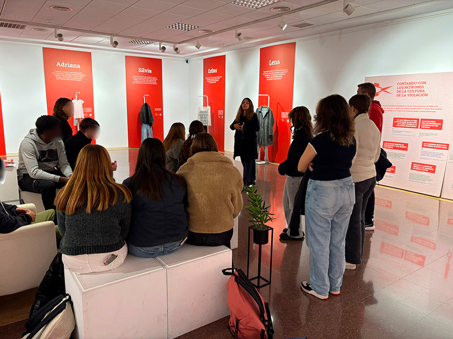 Igualtat fa reflexionar més de 400 jóvens amb visites a l'exposició '¿Qué llevabas puesto?'