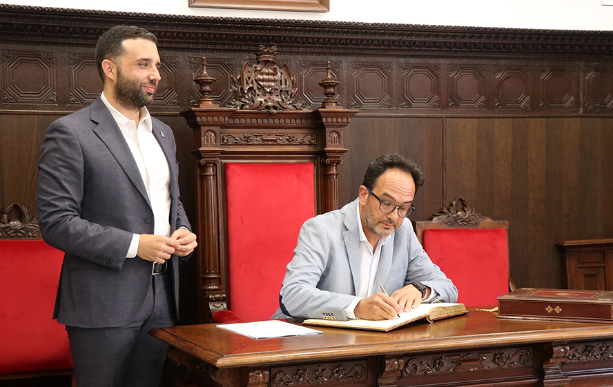 El secretari d'estat de Telecomunicacions i Infraestructures Digitals firma el Llibre d'Honor de Sagunt