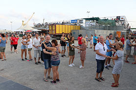 Bona acollida a la primera sessió de classes de balls de saló en el recinte firal