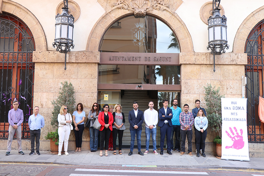 Sagunt guarda un minut de silenci pel presumpte assassinat masclista ocorregut a Segòvia