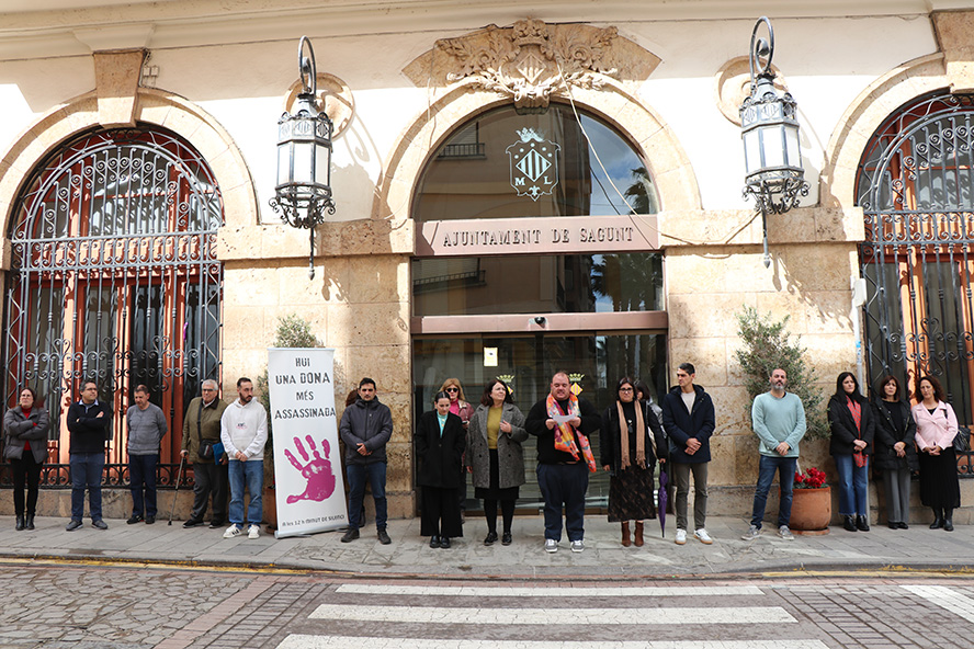 Silenci a les portes dels edificis municipals pels presumptes assassinats masclistes perpetrats a Burgos i les Illes Balears