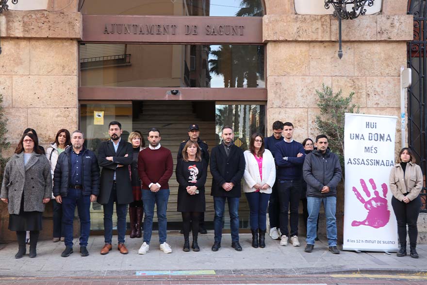 Sagunt guarda un minut de silenci pel presumpte assassinat masclista ocorregut a Múrcia