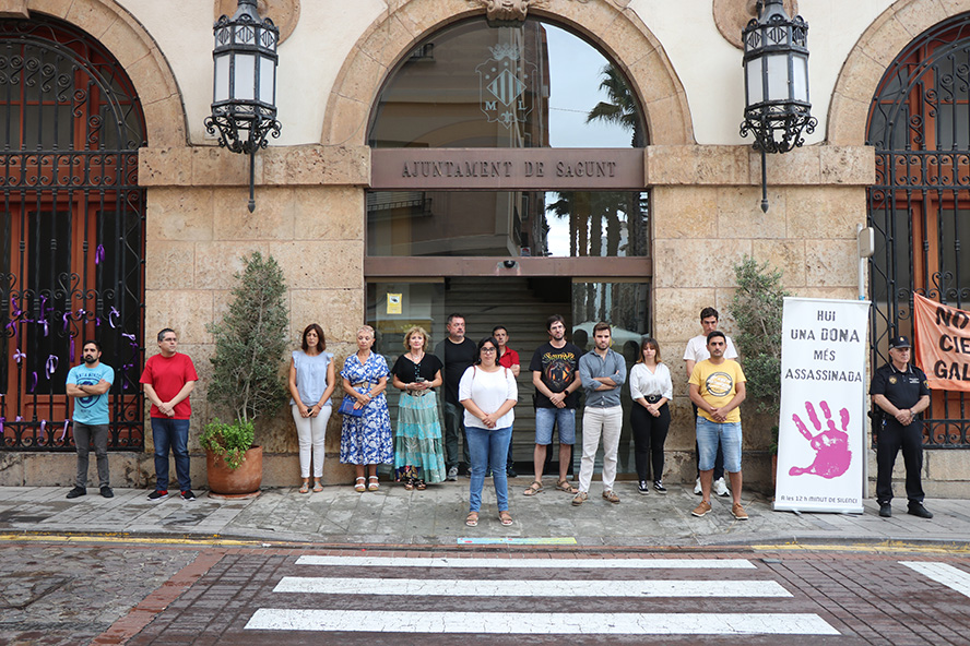 Sagunt guarda un minut de silenci pel presumpte assassinat masclista ocorregut a Castelló de la Plana