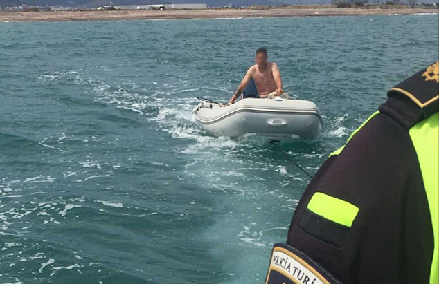 Ahir van ser rescatades dos persones l'embarcació de les quals havia encallat en les roques