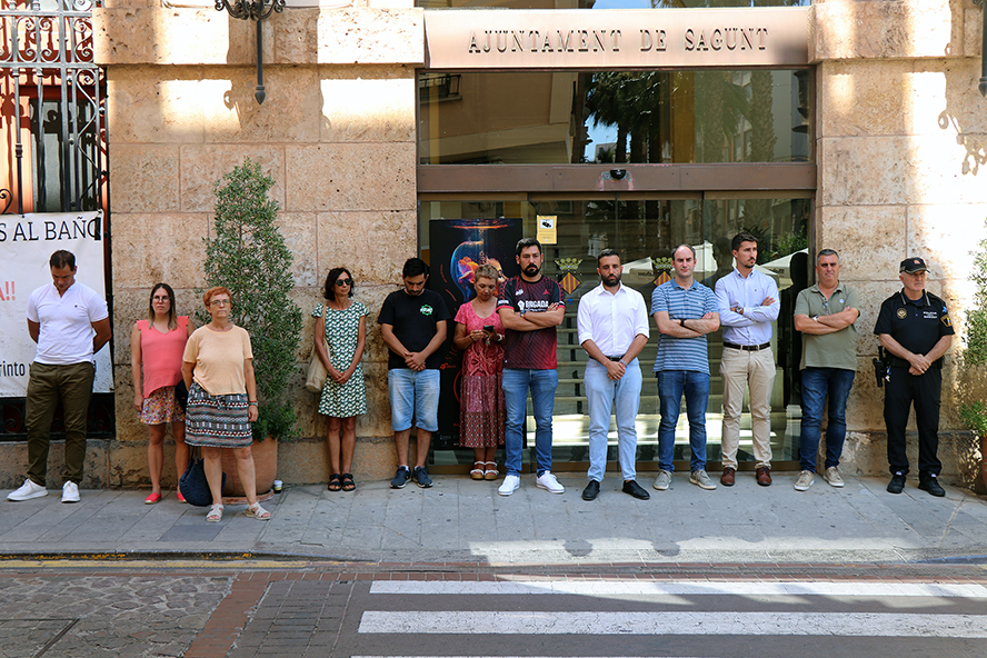 Sagunt guarda un minut de silenci en senyal de condemna i repulsa pels presumptes assassinats masclistes a Barcelona i Girona