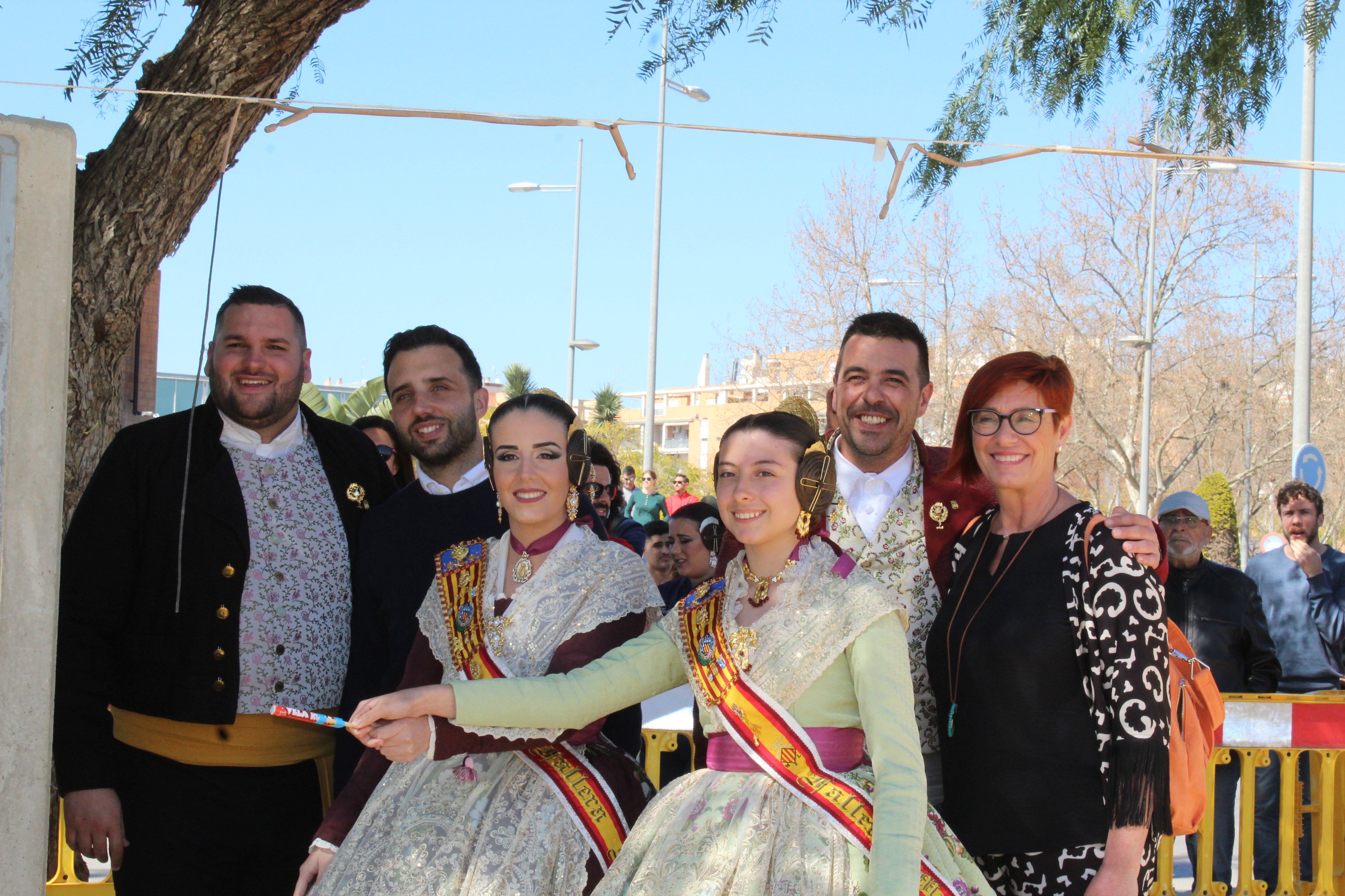 Les falleres majors disparen la mascletà a Sagunt
