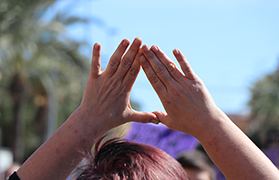La manifestació del 8M pinta de violeta els carrers del Port de Sagunt