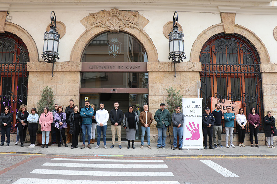 Silenci a les portes dels edificis municipals pel presumpte assassinat masclista ocorregut a Estepa