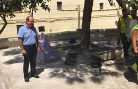 Manteniment canvia el sòl de lloses de dos places infantils per cautxú continu