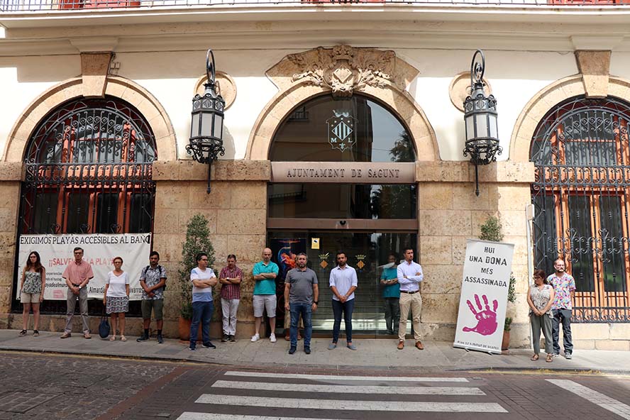 Sagunt guarda un minut de silenci en senyal de condemna i repulsa pels presumptes assassinats masclistes a Còrdova i Santa Cruz