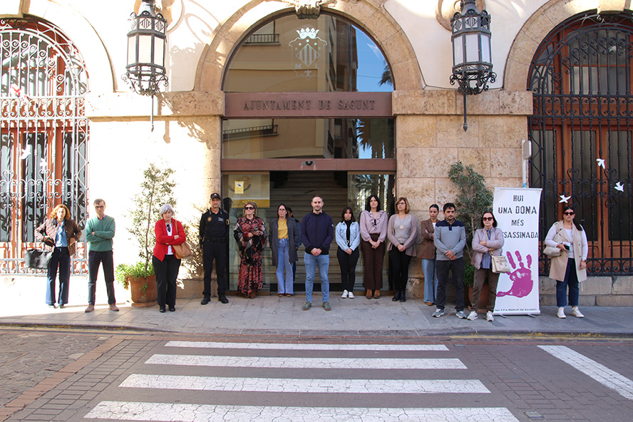 Silenci a les portes dels edificis municipals pels presumptes assassinats masclistes perpetrats a Saragossa i Huelva