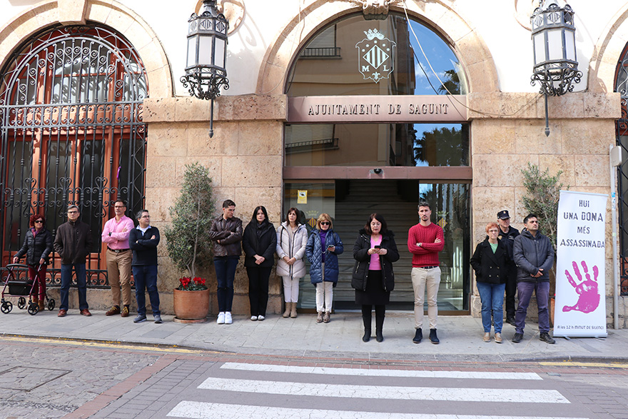 Silenci a les portes dels edificis municipals pels presumptes assassinats masclistes perpetrats a Jaén i a Girona