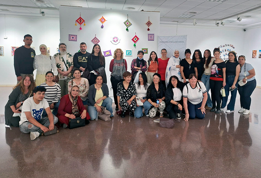 Los talleres Lo Veo Me Ven y Arteterapia de Servicios Sociales terminan con una exposición participativa